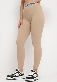 Born2be - Beżowe Elastyczne Legginsy z Szeroką Gumą w Pasie Rindama. Kolor: beżowy. Materiał: guma. Styl: sportowy #4