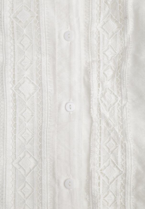 Born2be - Biała Koszula ze Stójką i Koronką Argochis. Typ kołnierza: kołnierzyk stójkowy. Kolor: biały. Materiał: koronka. Wzór: koronka