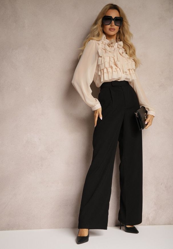 Renee - Beżowa Prześwitująca Koszula z Falbankami i Kwiatowym Zdobieniem przy Dekolcie Raivona. Okazja: na co dzień. Typ kołnierza: kołnierz z falbankami. Kolor: beżowy. Materiał: jeans, materiał. Wzór: kwiaty, aplikacja. Styl: elegancki, casual