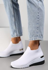 Renee - Białe Buty Sportowe Mellasia. Kolor: biały. Materiał: materiał. Szerokość cholewki: normalna. Wzór: aplikacja. Obcas: na koturnie #5
