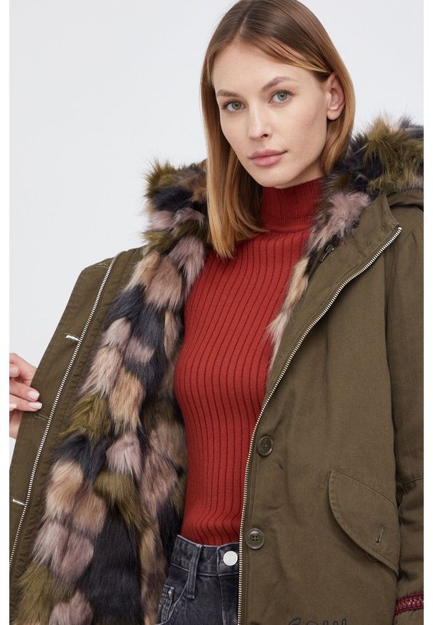 Desigual - Parka. Kolor: zielony. Materiał: bawełna, futro. Wzór: haft