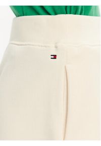 TOMMY HILFIGER - Tommy Hilfiger Szorty sportowe WW0WW45518 Beżowy Regular Fit. Kolor: beżowy. Materiał: bawełna #4