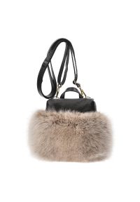 Beżowa Elegancka Torebka Luka-Pelli Plecaczek Z Naturalnym Futrem Z Lisa. Kolor: beżowy. Wzór: paski. Materiał: futrzane. Styl: elegancki. Rodzaj torebki: na ramię #1