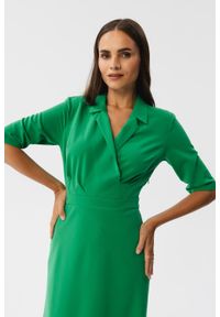 Stylove - Elegancka sukienka z kopertowym dekoltem i kołnierzem zielona. Okazja: na spotkanie biznesowe. Kolor: zielony. Typ sukienki: kopertowe. Styl: elegancki