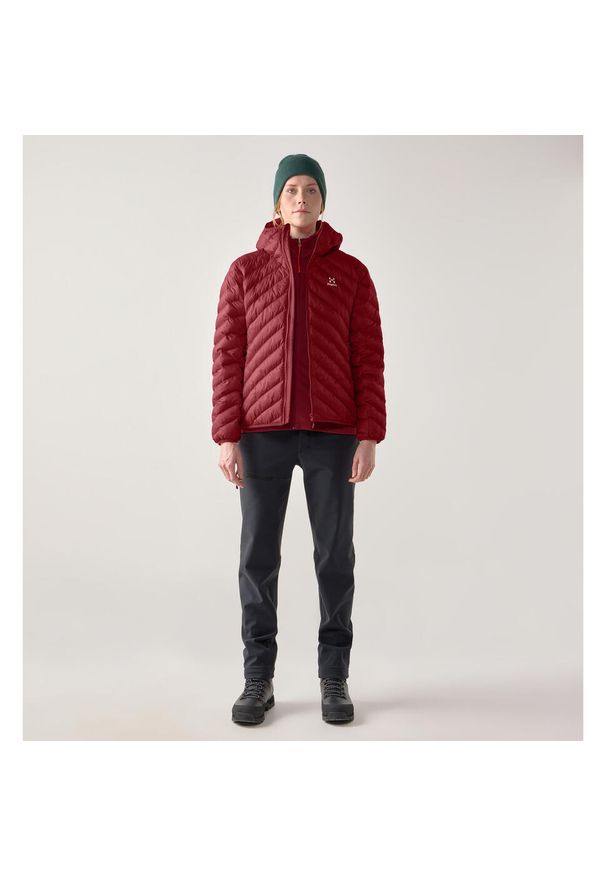 Damska kurtka puchowa Haglöfs Särna Mimic. Typ kołnierza: kaptur. Kolor: czerwony. Materiał: puch. Sport: turystyka piesza