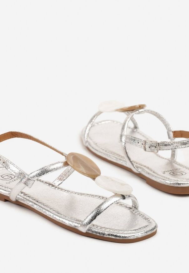 Renee - Srebrne Sandały na Płaskiej Podeszwie z Aplikacją Nitissa. Okazja: na co dzień, na randkę. Kolor: srebrny. Materiał: jeans. Wzór: aplikacja. Sezon: lato. Obcas: na płaskiej podeszwie. Styl: casual, elegancki