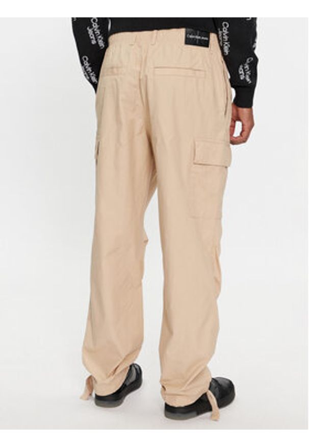 Calvin Klein Jeans Spodnie cargo Essential Regular Cargo Pant J30J324692 Beżowy Regular Fit. Kolor: beżowy. Materiał: bawełna
