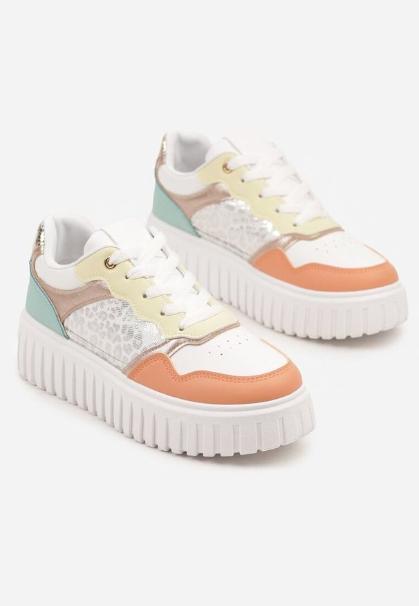 Renee - Biało-Pomarańczowe Sneakersy na Platformie z Tłoczeniem Ozdobione Panterką i Perforacją Udivaya. Okazja: na co dzień. Zapięcie: sznurówki. Kolor: biały. Materiał: jeans. Wzór: motyw zwierzęcy, aplikacja. Sezon: wiosna, lato. Obcas: na platformie