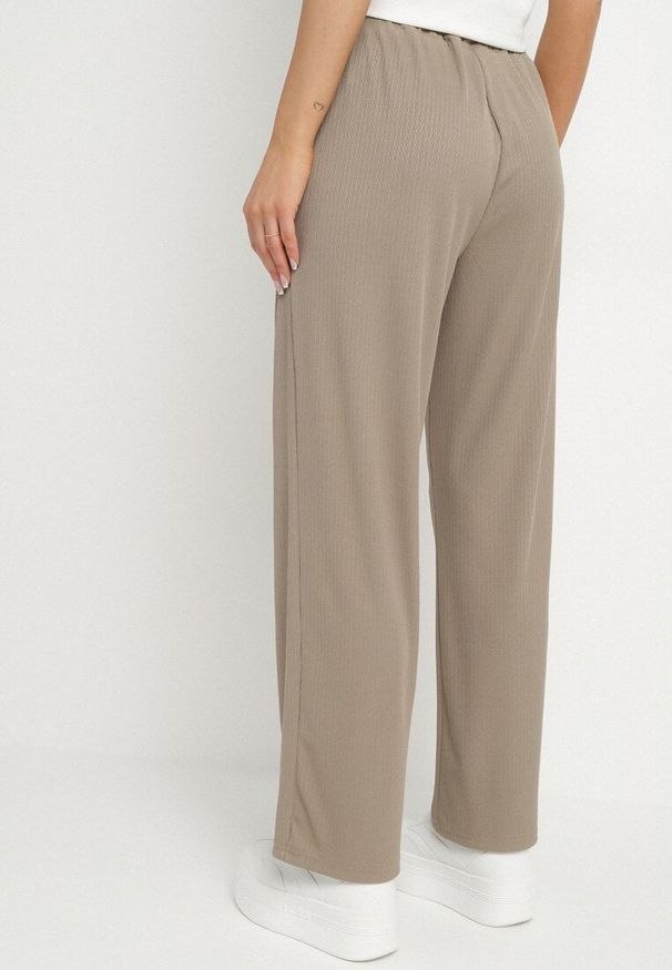 Born2be - Ciemnobeżowe Spodnie Dresowe z Gumką w Pasie i Szeroką Nogawką Mironia. Okazja: na co dzień. Kolor: beżowy. Materiał: dresówka. Styl: elegancki, casual