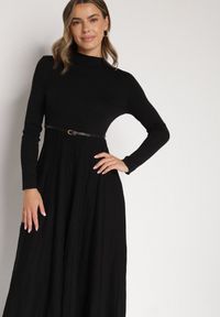 Born2be - Czarna Rozkloszowana Sukienka z Dzianiny z Wiskozą z Długim Rękawem i Paskiem Tusmina. Okazja: na co dzień. Kolor: czarny. Materiał: dzianina, wiskoza. Długość rękawa: długi rękaw. Styl: klasyczny, casual, elegancki #5
