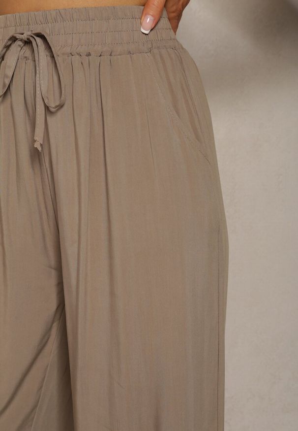 Renee - Ciemnobeżowe Bawełniane Spodnie Palazzo High Waist z Gumką w Pasie Gitanea. Okazja: na co dzień. Stan: podwyższony. Kolor: beżowy. Materiał: bawełna. Styl: elegancki, casual