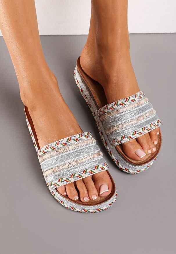 Renee - Srebrne Klapki Boho z Ozdobną Plecionką i Cyrkoniami Emillia. Nosek buta: otwarty. Kolor: srebrny. Wzór: aplikacja. Sezon: lato. Styl: boho
