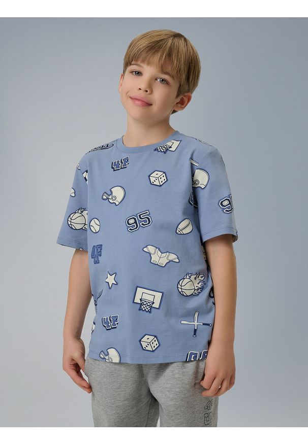 4f - 4F T-shirt regular z nadrukiem chłopięcy - granatowy 146 (10-11 lat). Okazja: na co dzień. Kolor: niebieski. Materiał: skóra, bawełna, materiał. Długość rękawa: krótki rękaw. Długość: krótkie. Wzór: nadruk. Sezon: lato. Styl: casual