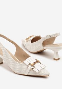 Renee - Białe Sandały na Kaczuszce Typu Slingback Ozdobione Klamrą Tolirea. Okazja: na co dzień. Zapięcie: klamry. Kolor: biały. Wzór: aplikacja. Obcas: na szpilce. Styl: casual, klasyczny, elegancki. Wysokość obcasa: średni #6
