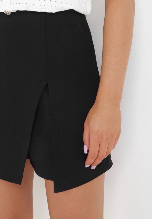 Born2be - Czarne Szorty z Asymetryczną Zakładką z Regularnym Stanem Samine. Kolor: czarny. Materiał: tkanina. Sezon: wiosna, lato