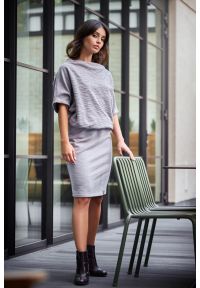 Sukienki.shop - Sukienka dzianinowa ołówkowa ze zbluzowaną górą szara. Kolor: szary. Materiał: dzianina. Typ sukienki: ołówkowe #3