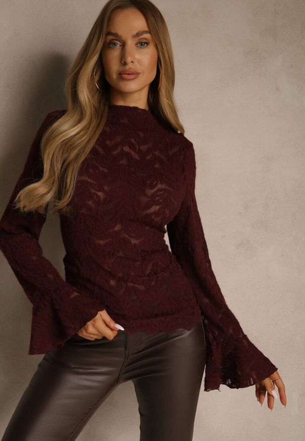 Renee - Bordowa Bluzka z Koronki ze Stójką i Falbankami przy Rękawach Nemira. Typ kołnierza: kołnierz z falbankami, kołnierzyk stójkowy. Kolor: czerwony. Materiał: koronka. Wzór: koronka
