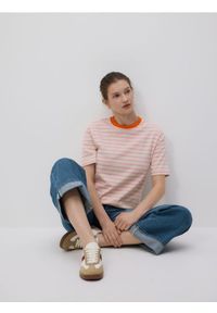 Reserved - T-shirt w paski - różowy. Kolor: różowy. Materiał: bawełna, dzianina. Wzór: paski