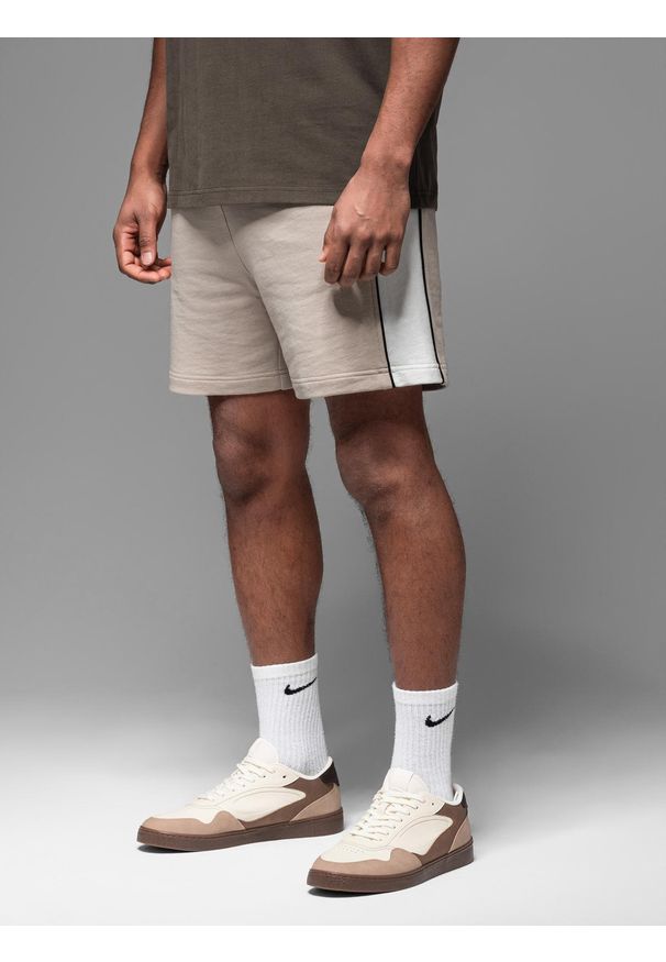 Ombre Clothing - Męskie krótkie dresowe spodenki w szerokie pasy – beżowe V2 OM-SRSK-0182 - XXL. Okazja: na co dzień. Kolor: beżowy. Materiał: dresówka. Długość: krótkie. Styl: sportowy, casual