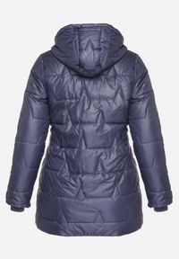 Born2be - Niebieska Pikowana Kurtka o Prostym Kroju z Kapturem Nileria. Okazja: na co dzień, do pracy, na spotkanie biznesowe. Typ kołnierza: kaptur. Kolekcja: plus size. Kolor: niebieski. Materiał: poliester, dzianina, jeans. Styl: biznesowy, casual #7