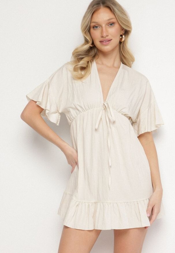 Born2be - Beżowa Nietoperzowa Sukienka z Wiskozą o Rozkloszowanym Kroju z Falbanką Tullimi. Okazja: na co dzień. Typ kołnierza: dekolt w kształcie V. Kolor: beżowy. Materiał: wiskoza. Styl: casual, elegancki