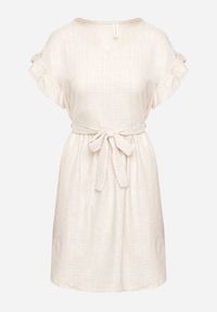 Born2be - Jasnobeżowa Sukienka Ozdobiona Falbankami i Paskiem Izulira. Typ kołnierza: kołnierz z falbankami. Kolor: beżowy. Wzór: aplikacja. Styl: elegancki #2