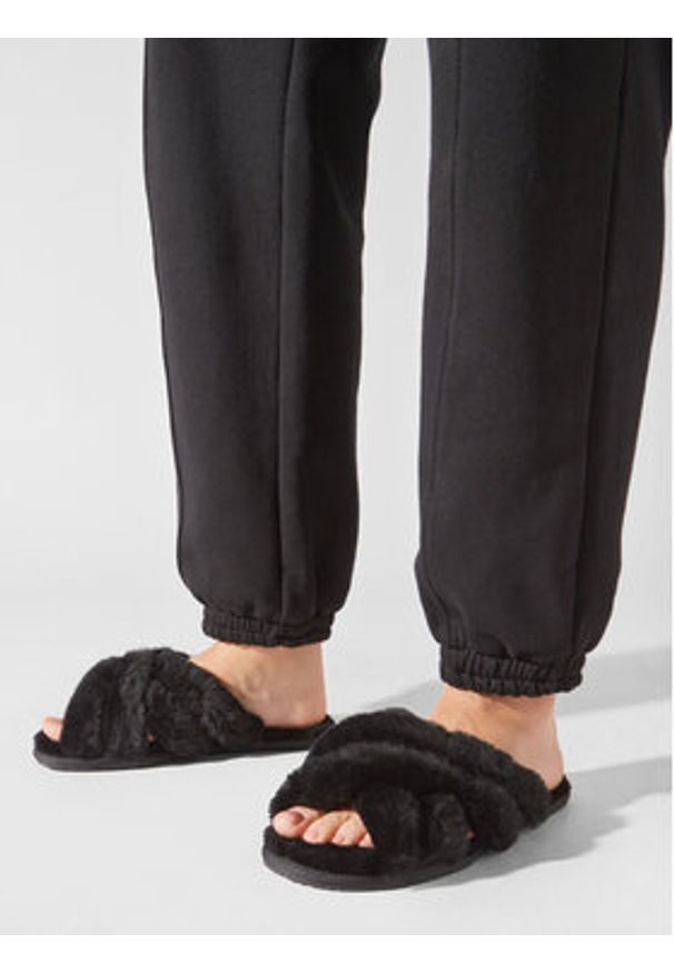 Ugg Kapcie W Scuffita 1123572 Czarny. Kolor: czarny. Materiał: skóra