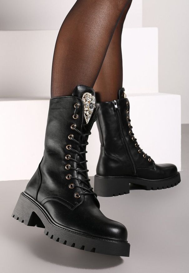 Born2be - Czarne Botki Workery z Kryształowym Serduszkiem na Szerokim Języku Fesslin. Okazja: do pracy, na co dzień. Kolor: czarny. Materiał: satyna. Wzór: aplikacja. Styl: elegancki, casual, klasyczny