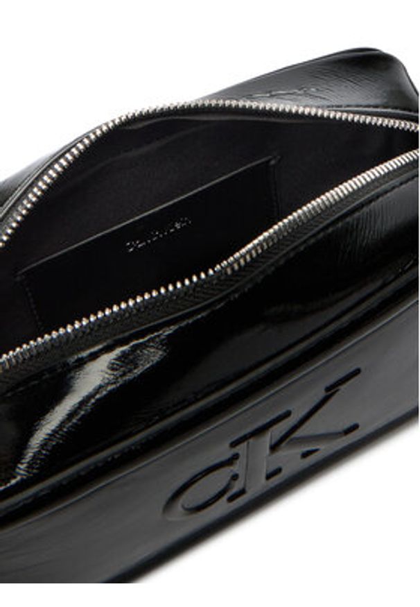 Calvin Klein Torebka Bold Ck Metallic Camera Bag LV04F3331G Czarny. Kolor: czarny. Materiał: skórzane