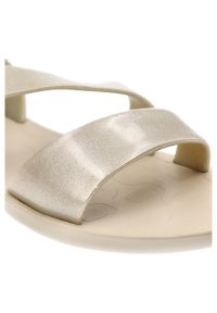 Beżowe Sandały Ipanema Wsuwane Wodoodporne Obuwie Damskie. Okazja: na spacer, na plażę, na co dzień. Zapięcie: bez zapięcia. Kolor: beżowy. Wzór: paski. Sezon: lato. Styl: casual, elegancki #7