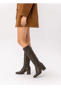 Ryłko - Brązowe skórzane kozaki na stabilnym obcasie. Nosek buta: szpiczasty. Zapięcie: zamek. Kolor: brązowy. Materiał: skóra. Szerokość cholewki: normalna. Obcas: na obcasie. Styl: elegancki, klasyczny. Wysokość obcasa: średni #1