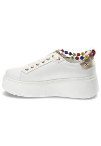 CheBello - Białe Sneakersy Chebello Wygodne Obuwie Damskie. Okazja: na co dzień. Kolor: biały. Materiał: skóra. Sezon: lato