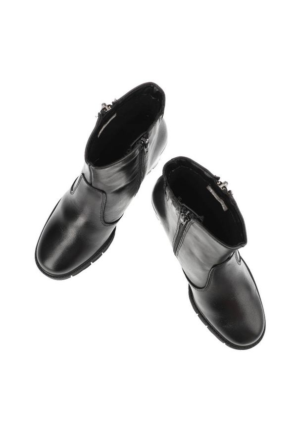 Czarne Botki Damskie Tamaris Skórzane Modne Obuwie. Kolor: czarny. Materiał: skóra. Szerokość cholewki: normalna. Wzór: aplikacja. Styl: klasyczny