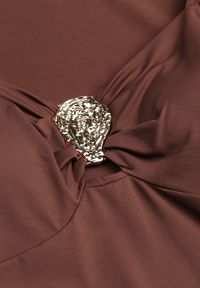 Renee - Brązowe Body z Metaliczną Ozdobą Aferriva. Okazja: na co dzień. Kolor: brązowy. Długość: długie. Wzór: aplikacja. Styl: casual, elegancki #7