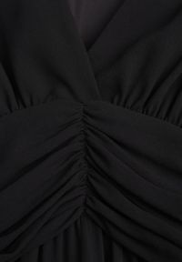 Born2be - Czarna Romantyczna Sukienka Koktajlowa z Falbanami i Marszczeniem w Pasie Aranilla. Typ kołnierza: kołnierz z falbankami. Kolor: czarny. Materiał: tkanina, materiał. Wzór: gładki, aplikacja. Typ sukienki: rozkloszowane. Styl: wizytowy #6