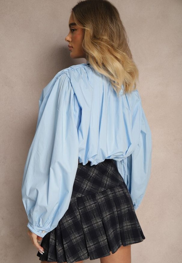 Renee - Niebieska Bufiasta Koszula z Bawełny w Stylu Retro z Ozdobną Kokardą Frulla. Okazja: na co dzień. Typ kołnierza: kokarda. Kolor: niebieski. Materiał: bawełna. Długość rękawa: długi rękaw. Długość: długie. Styl: retro