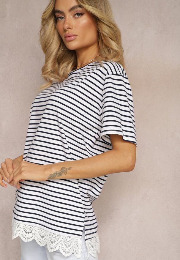 Renee - Biały T-shirt z Bawełny z Koronkową Wstawką w Paski Plastina. Okazja: na co dzień. Kolor: biały. Materiał: bawełna, koronka. Wzór: paski. Styl: klasyczny, casual