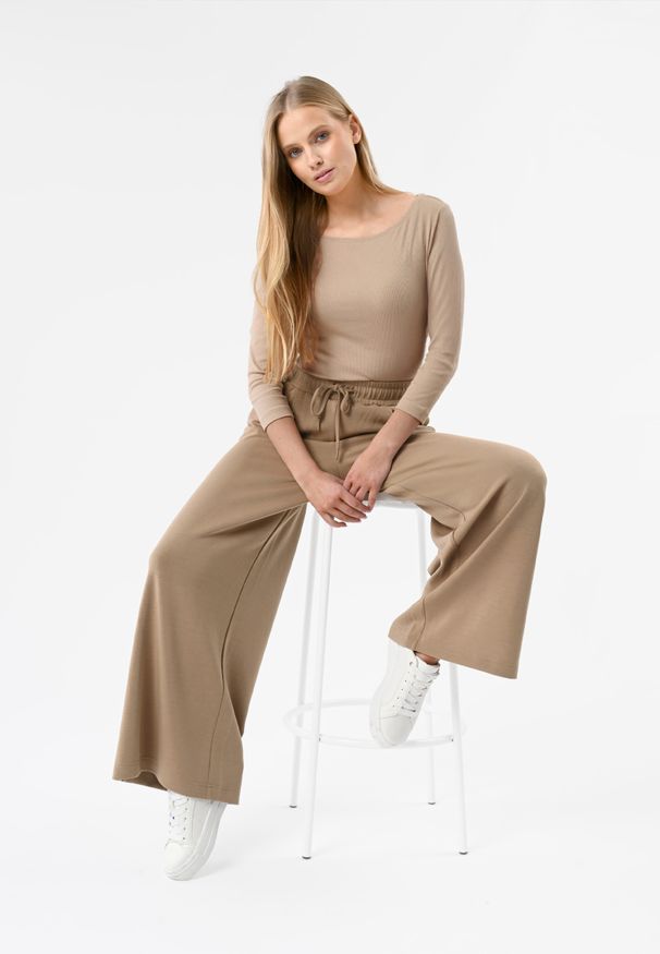 Volcano - Longsleeve w prążek L-NEVRA. Materiał: prążkowany, elastan, bawełna, materiał. Długość rękawa: długi rękaw. Wzór: prążki. Styl: klasyczny