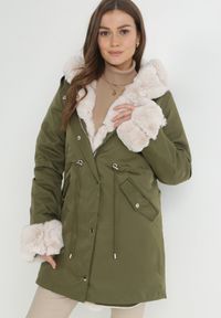 Born2be - Ciemnozielona Kurtka Parka z Futerkiem Koni. Kolor: zielony. Materiał: futro. Sezon: zima, jesień #7