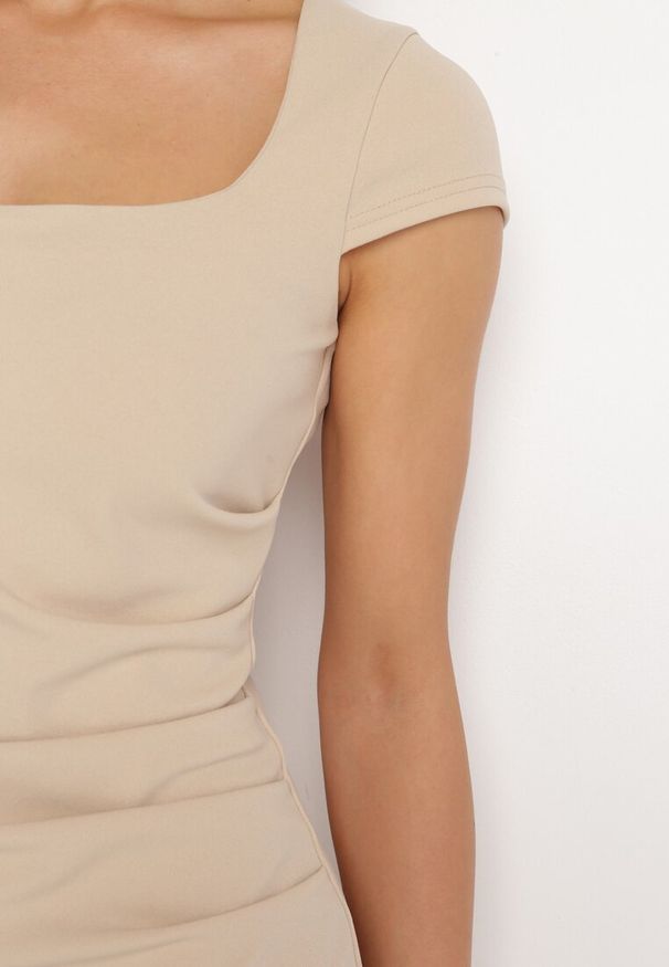 Born2be - Beżowa Sukienka Midi z Kwadratowym Dekoltem Revinane. Okazja: na co dzień. Typ kołnierza: dekolt kwadratowy. Kolor: beżowy. Styl: casual, elegancki. Długość: midi