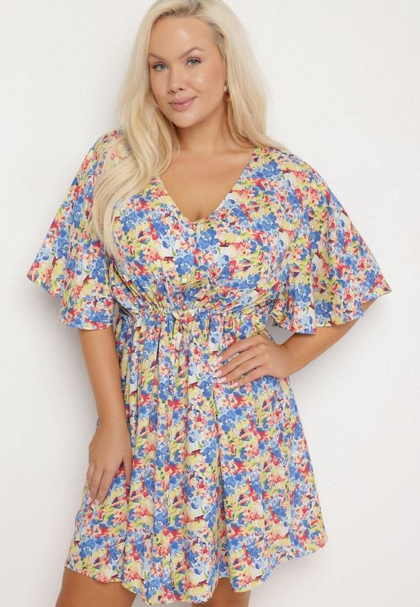 Born2be - Niebieska Sukienka z Wiskozy Ściągana w Talii w Kwiaty Liranette. Okazja: na co dzień. Typ kołnierza: dekolt w serek. Kolor: niebieski. Materiał: wiskoza. Wzór: kwiaty. Styl: klasyczny, casual, elegancki