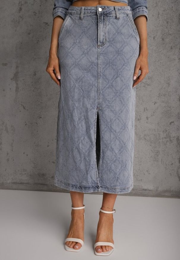 Renee - Niebieska Jeansowa Spódnica z Bawełny Zdobiona Printem w Romby i Rozcięciem Chrissna. Kolor: niebieski. Materiał: bawełna, jeans. Wzór: nadruk, aplikacja. Styl: elegancki