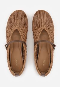 Renee - Brązowe Balerinki Mary Jane VICES z Plecionki z Cholewką z Wycięciem V Corramora. Okazja: na co dzień. Zapięcie: pasek. Kolor: brązowy. Szerokość cholewki: normalna. Wzór: haft. Styl: boho, casual #9