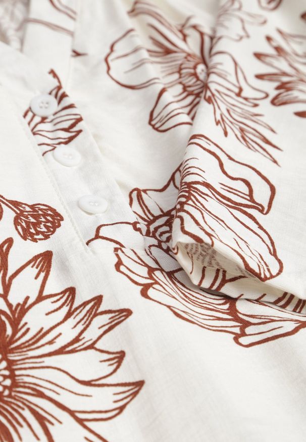 Born2be - Biało-Brązowa Sukienka z Wiskozy o Pudełkowym Kroju w Kwiatowy Print Reninca. Okazja: na co dzień. Kolekcja: plus size. Kolor: biały. Materiał: wiskoza. Wzór: nadruk, kwiaty. Sezon: lato. Typ sukienki: proste, dla puszystych. Styl: casual