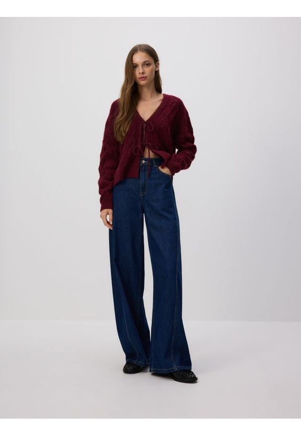 Reserved - Kardigan z wiązaniem - bordowy. Kolor: czerwony. Materiał: dzianina, wełna