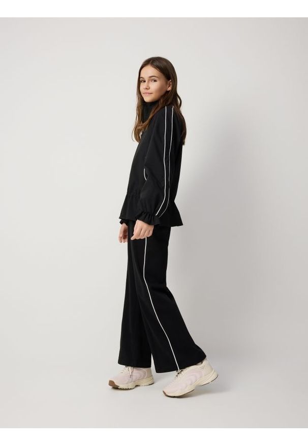 Reserved - Spodnie dresowe z lampasem - czarny. Kolor: czarny. Materiał: dresówka
