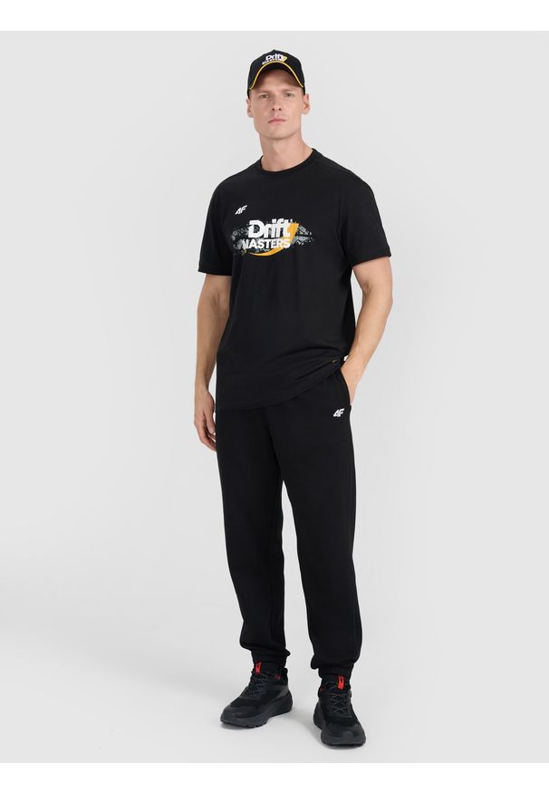 4f - 4F T-shirt regular z nadrukiem uniseks 4F x Drift Masters - czarny XXL. Okazja: na co dzień. Kolor: czarny. Materiał: dzianina, materiał, bawełna, jersey. Długość rękawa: krótki rękaw. Długość: krótkie. Wzór: nadruk. Styl: klasyczny, sportowy, casual