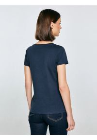 Big-Star - Koszulka damska z brokatowym nadrukiem granatowa Merra 403. Kolor: niebieski. Materiał: dzianina, puch. Długość rękawa: krótki rękaw. Długość: krótkie. Wzór: nadruk. Sezon: zima. Styl: wizytowy, klasyczny #3