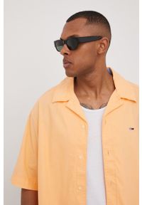 Tommy Jeans koszula bawełniana DM0DM13043.PPYY męska kolor pomarańczowy relaxed. Kolor: pomarańczowy. Materiał: bawełna. Długość rękawa: krótki rękaw. Długość: krótkie. Wzór: aplikacja #4