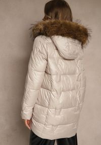 Renee - Beżowa Kurtka z Pikowanymi Przeszyciami i Kapturem z Odpinanym Futrem Galenea. Okazja: na co dzień. Kolor: beżowy. Materiał: futro. Styl: casual, elegancki #4